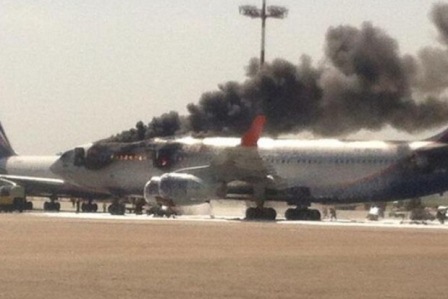 Moskva aeroportunda təyyarə yanır - FOTO